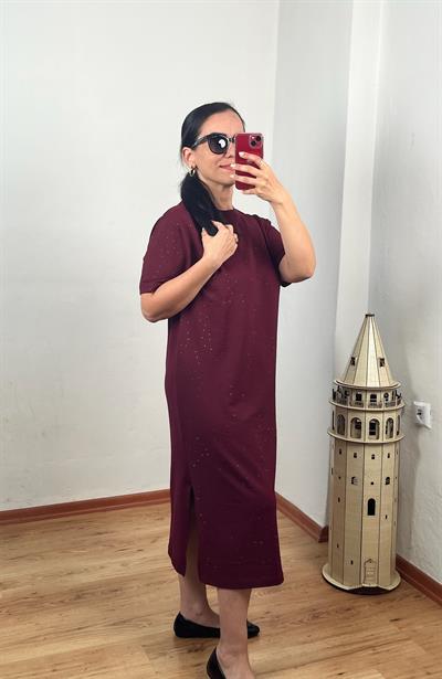 BİSİKLET YAKA ÖNÜ TAŞLI TEK YIRTMAÇLI BORDO ELBİSE