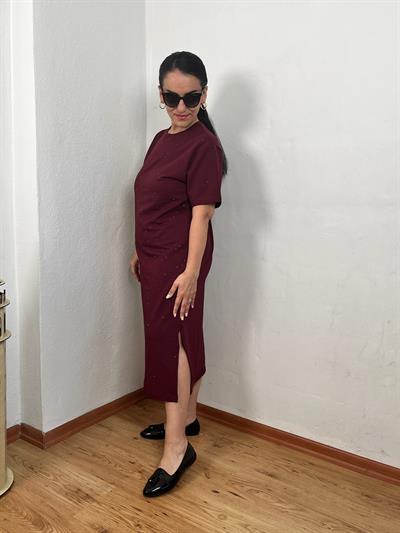 BİSİKLET YAKA ÖNÜ TAŞLI TEK YIRTMAÇLI BORDO ELBİSE