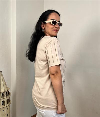 BİSİKLET YAKA TAŞ ÇİZGİLİ KREM T-SHIRT