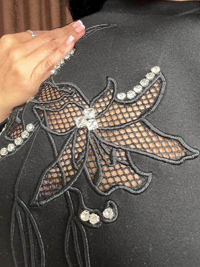 ÇİÇEK İŞLEMELİ TAŞLI SİYAH SWEATSHİRT