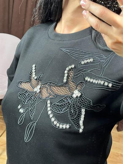 ÇİÇEK İŞLEMELİ TAŞLI SİYAH SWEATSHİRT