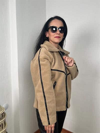 İÇİ SÜET DERİ BİYE DETAYLI FERMUARLI BEJ TEDDY MONT