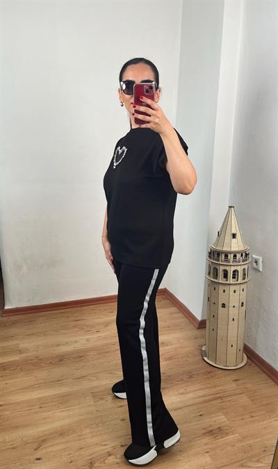 KALP DETAYLI SİMLİ ŞERİTLİ MODAL SİYAH TAKIM