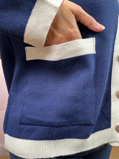 BEYAZ ŞERİTLİ GOLD DÜĞMELİ CEPLİ LACİVERT HIRKA