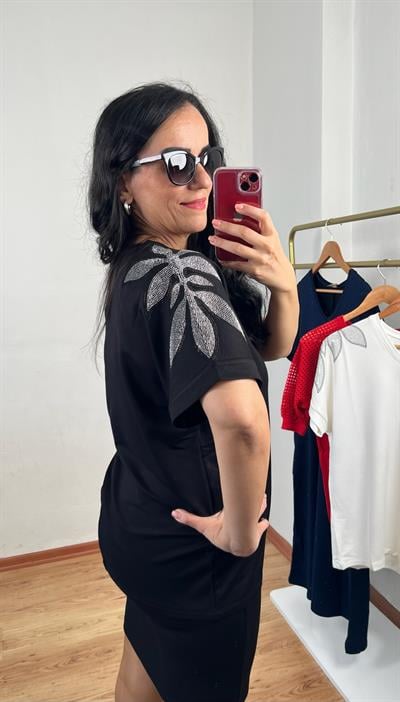 OMZU TAŞLI V YAKA KISA KOLLU SİYAH BLUZ