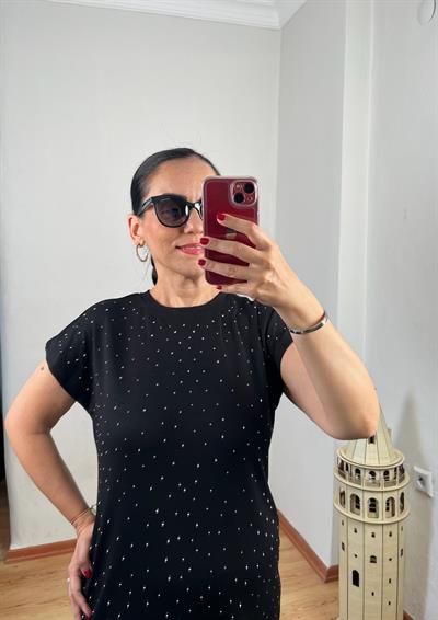 RİBANA ŞERİT DETAYLI TAŞLI MODAL SİYAH ELBİSE