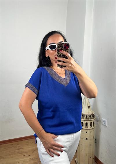 SİM DETAYLI V YAKA KISA KOLLU MAVİ TRİKO BLUZ