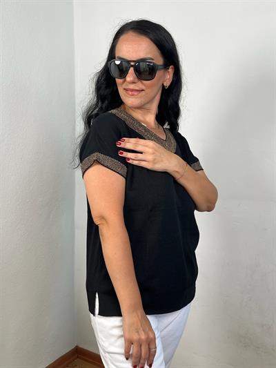 SİM DETAYLI V YAKA KISA KOLLU SİYAH TRİKO BLUZ