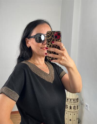 SİM DETAYLI V YAKA KISA KOLLU SİYAH TRİKO BLUZ