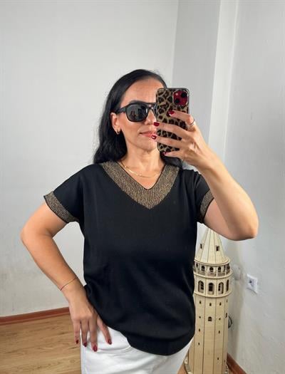 SİM DETAYLI V YAKA KISA KOLLU SİYAH TRİKO BLUZ