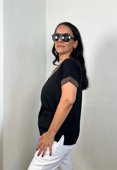 SİM DETAYLI V YAKA KISA KOLLU SİYAH TRİKO BLUZ