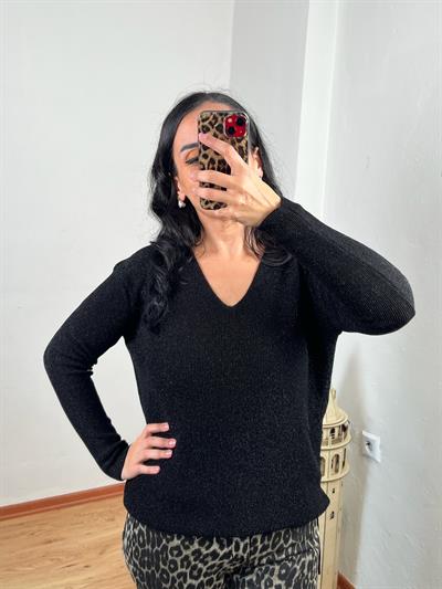 SİMLİ V YAKA SİYAH TRİKO BLUZ