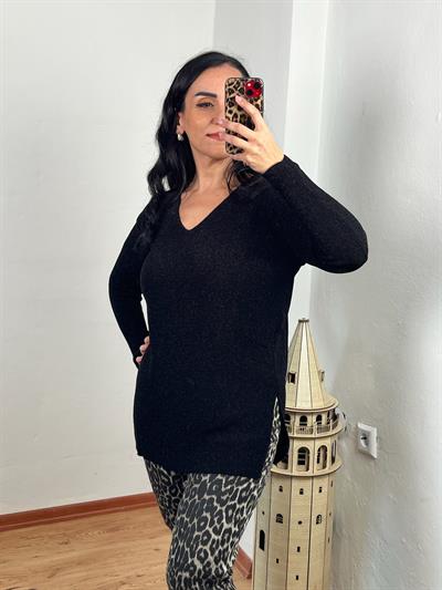 SİMLİ V YAKA SİYAH TRİKO BLUZ