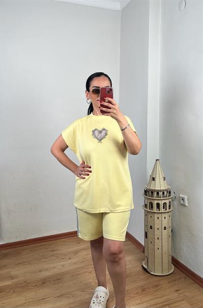 ŞORTLU KALP DETAYLI SİMLİ ŞERİTLİ MODAL SARI TAKIM