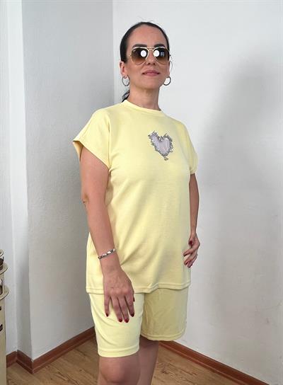 ŞORTLU KALP DETAYLI SİMLİ ŞERİTLİ MODAL SARI TAKIM