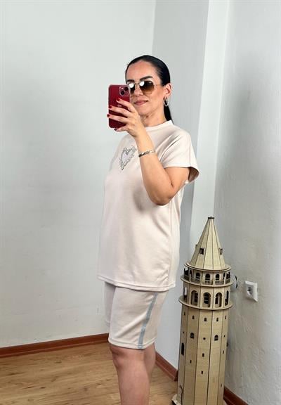 ŞORTLU KALP DETAYLI SİMLİ ŞERİTLİ MODAL BEJ TAKIM