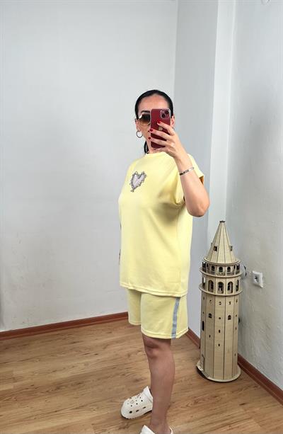 ŞORTLU KALP DETAYLI SİMLİ ŞERİTLİ MODAL SARI TAKIM