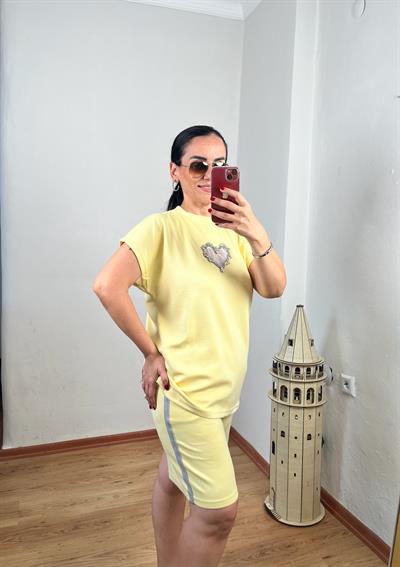 ŞORTLU KALP DETAYLI SİMLİ ŞERİTLİ MODAL SARI TAKIM