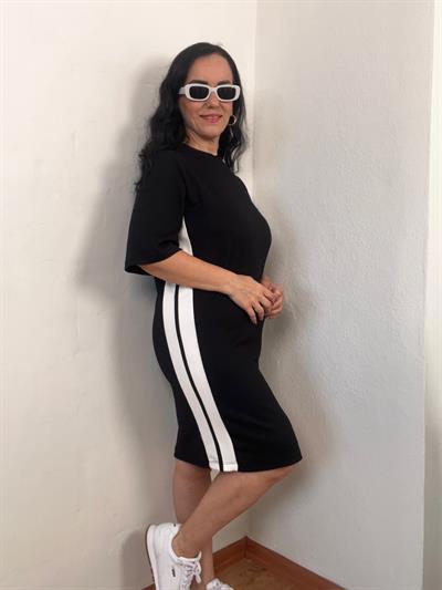 YAN BEYAZ ŞERİTLİ MODAL KUMAŞ SİYAH ELBİSE