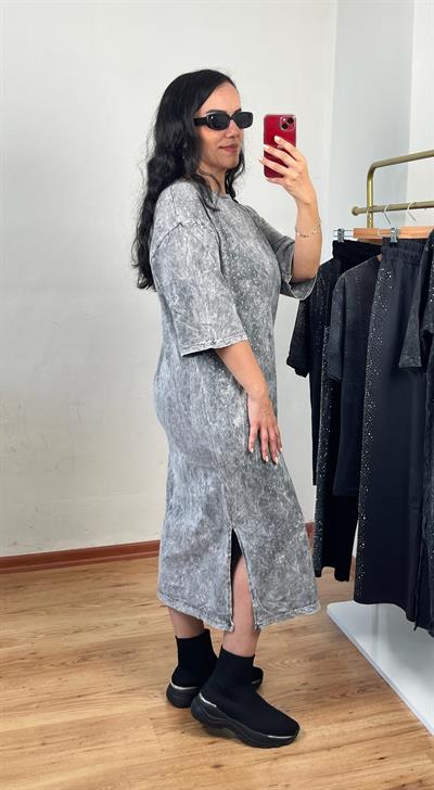 YIKAMALI VE ÖNÜ TAŞLI YAN YIRTMAÇLI GRİ ELBİSE