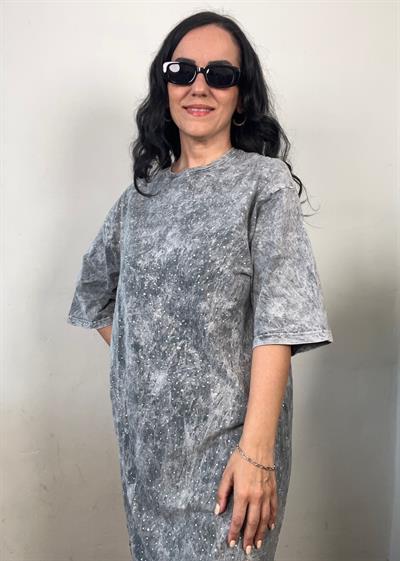 YIKAMALI VE ÖNÜ TAŞLI YAN YIRTMAÇLI GRİ ELBİSE