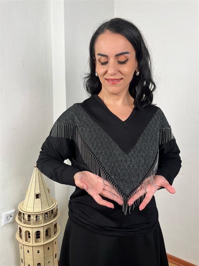 ZİNCİR DETAYLI V YAKA SİYAH BLUZ