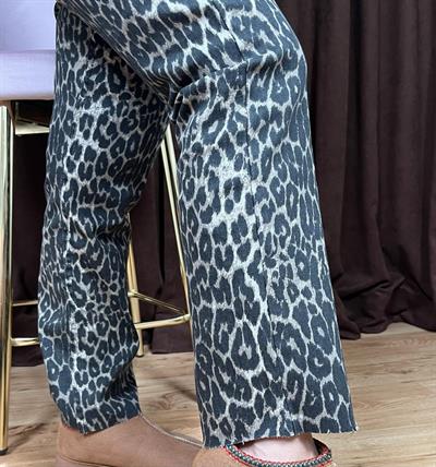 BOYFİT LEOPAR DESEN KESİK PAÇA JEAN PANTOLON
