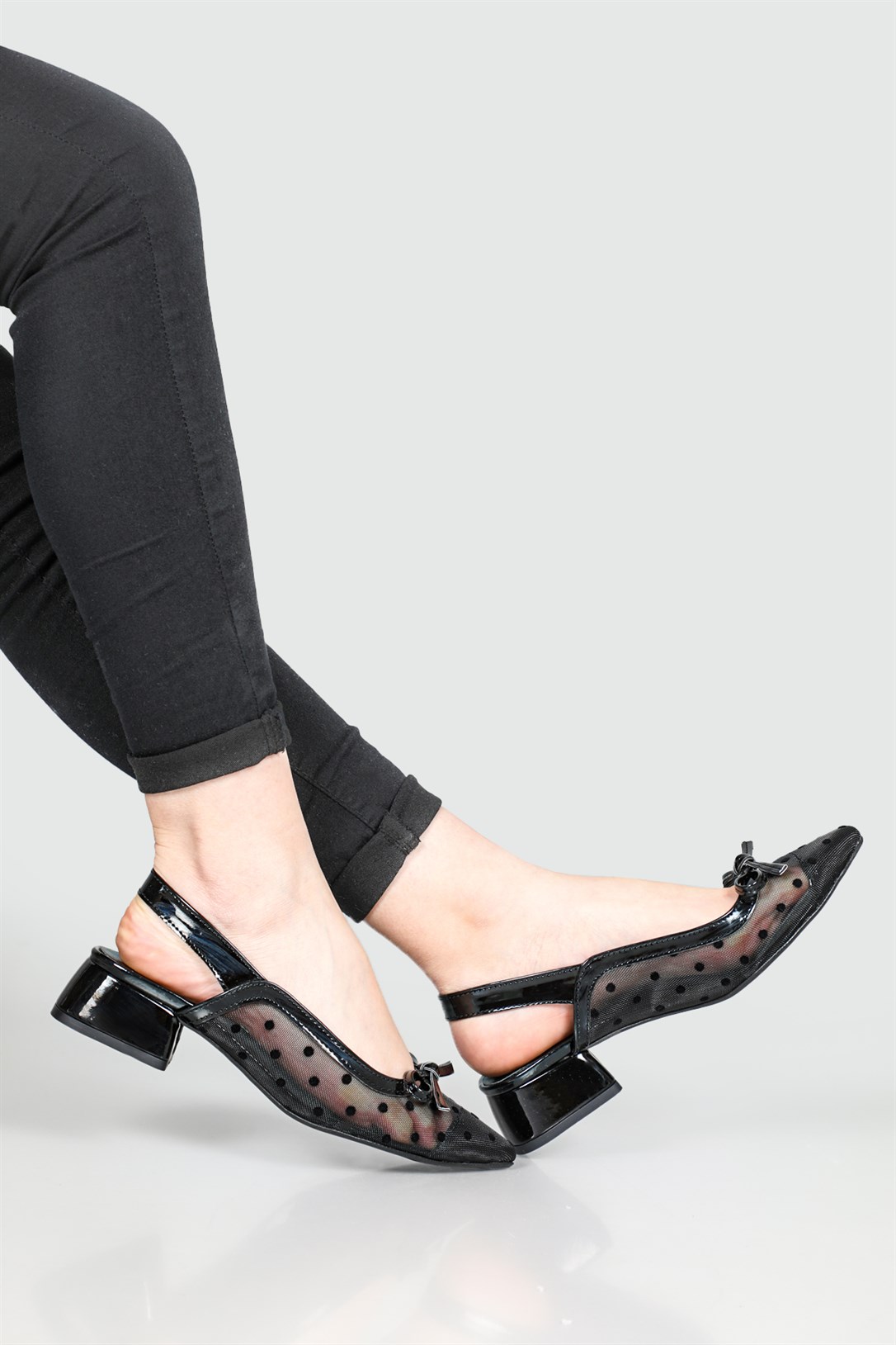 Serap Arkası Açık Tül Detaylı Benekli Fiyonklu 5 cm Topuklu Siyah Rugan  Kadın Ayakkabı 103