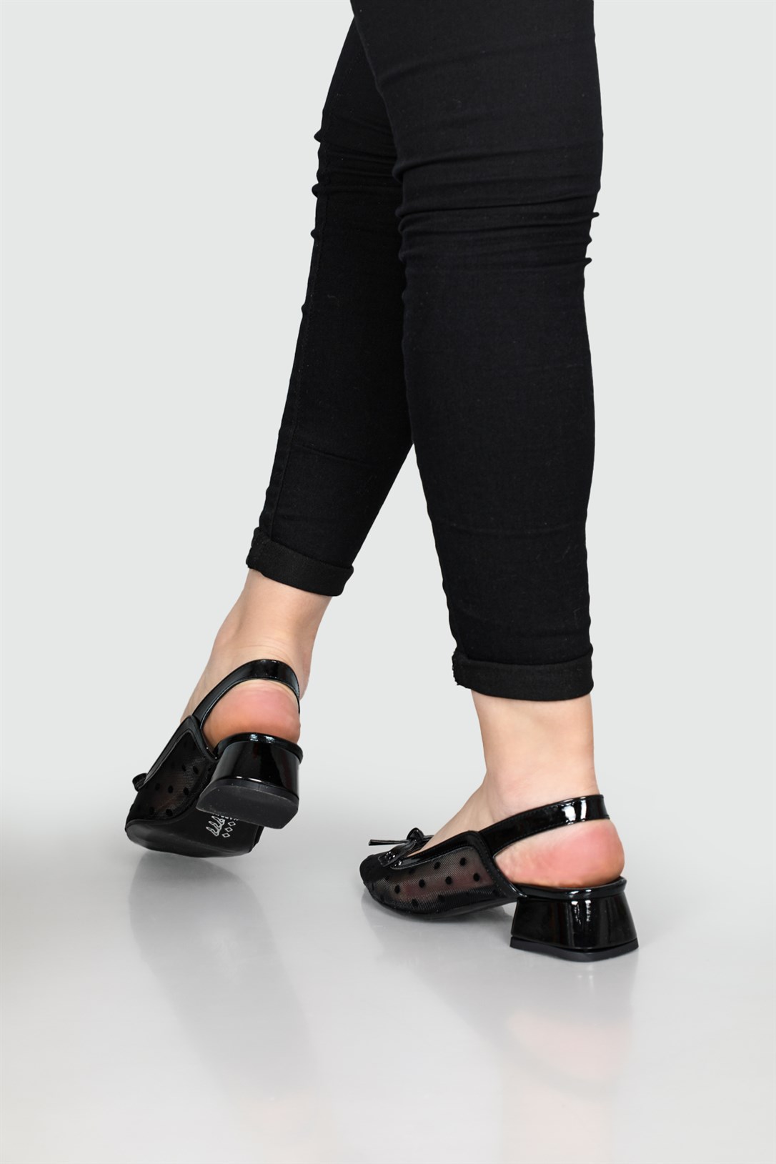 Serap Arkası Açık Tül Detaylı Benekli Fiyonklu 5 cm Topuklu Siyah Rugan  Kadın Ayakkabı 103