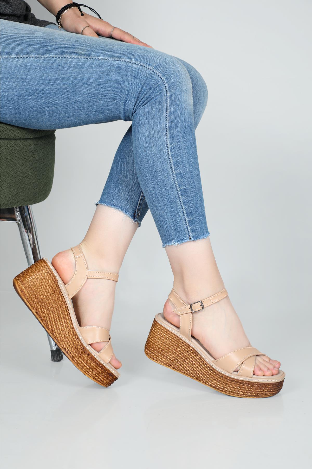 Çapraz Bantlı Mantar Tabanlı Dolgu Topuklu Nut Kadın Sandalet S-22235 Kadın Dolgu Topuklu Sandalet Carla Bella Carla Bella S-22235 22Y