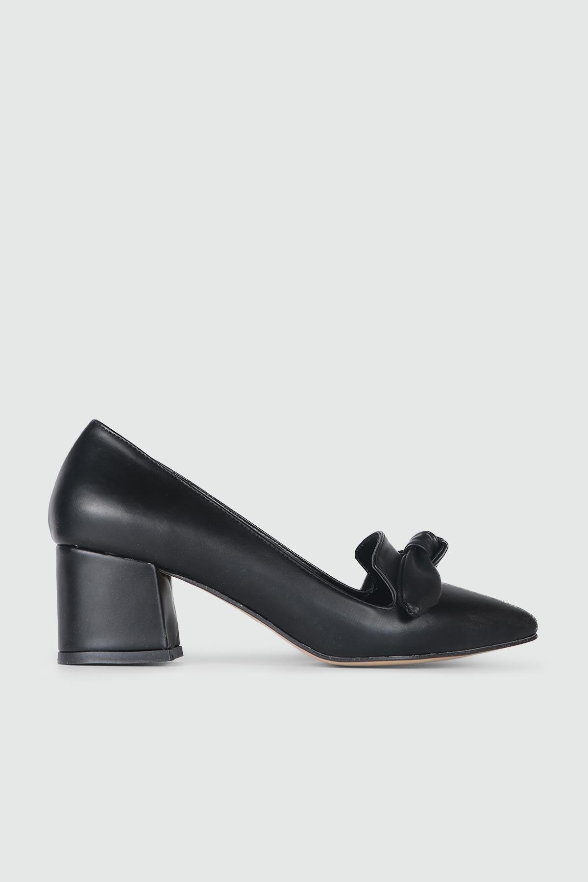 Fiyonklu Topuklu Siyah Kadın Ayakkabı OŞM-05 Kadın Alçak Topuklu Carla Bella My Bella OŞM-05 KADIN 24Y