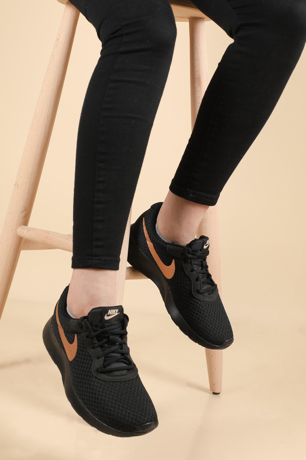Günlük Koşu Yürüyüş Sıyah Unisex Spor Ayakkabı 812655-005 Unisex Günlük Spor Ayakkabı Nike Nike 812655-005 TANJUN Unisex