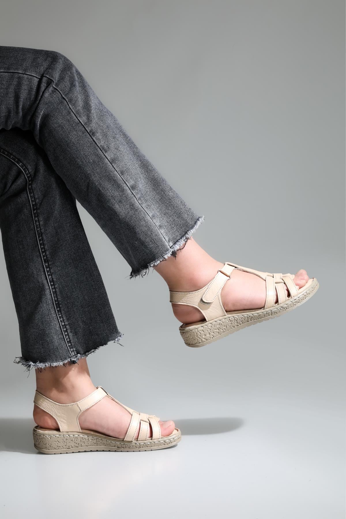 Ortopedik Taban Rahat Cırtlı Krem Kadın Sandalet 23-D012 Kadın Düz Sandalet Carla Bella My Bella 23-D012 Deri Sandalet