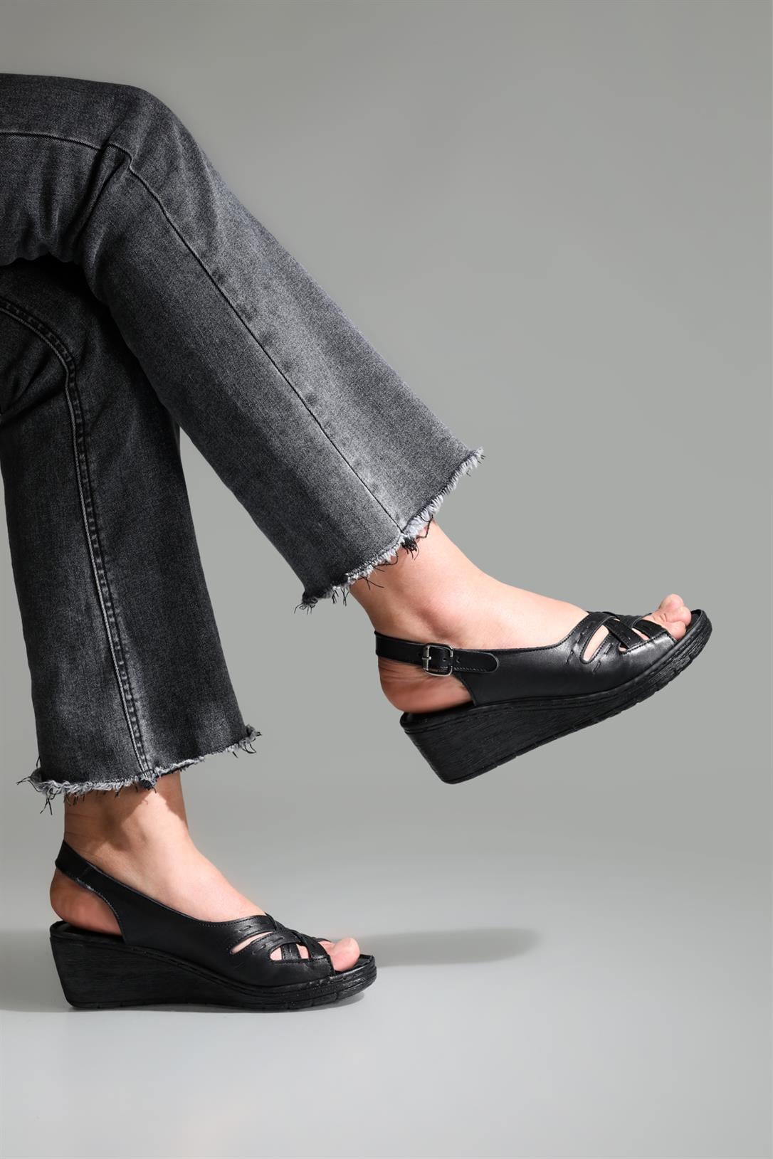 Ortopedik Taban Rahat Cırtlı Siyah Kadın Sandalet 23-D101 Kadın Düz Sandalet Carla Bella My Bella 23-D101 Deri Sandalet