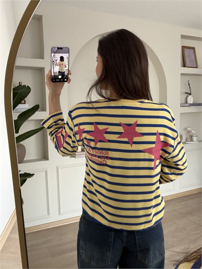 Arkası Yazı Baskılı Lacivert Sarı Çizgili Sweatshirt 