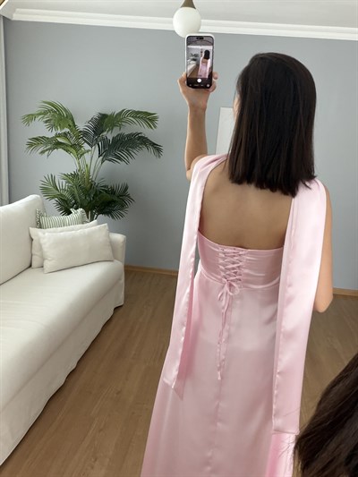 Esencia Pembe Renk Saten Dokulu Fularlı Elbise 