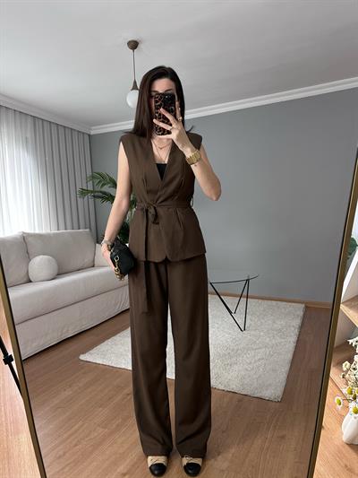 Kahve Kuşaklı Yelekli Takım