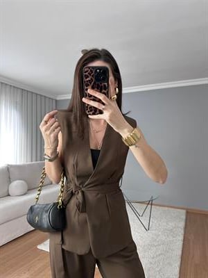 Kahve Kuşaklı Yelekli Takım
