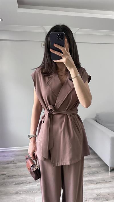 Kahve Rengi Kuşaklı Yelekli Takım 