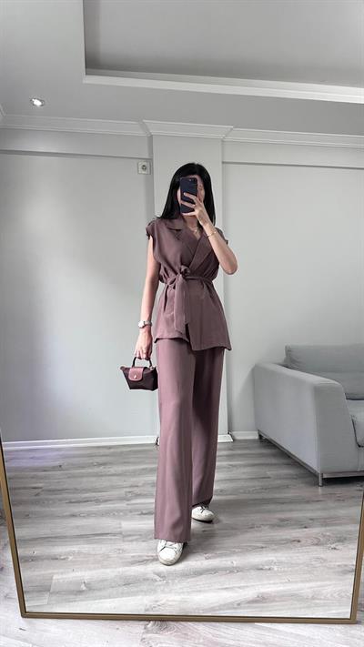 Kahve Rengi Kuşaklı Yelekli Takım 