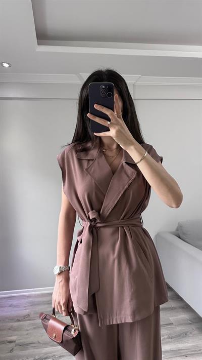 Kahve Rengi Kuşaklı Yelekli Takım 