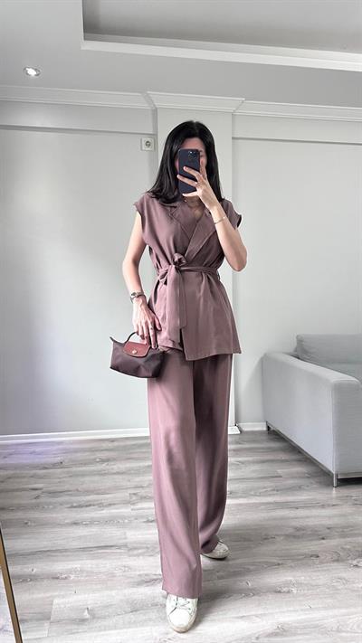 Kahve Rengi Kuşaklı Yelekli Takım 