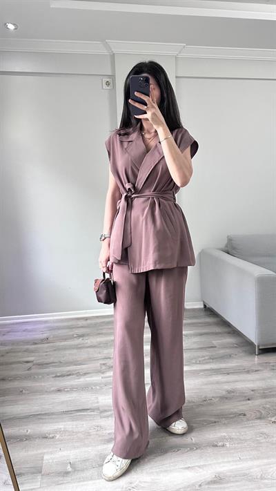 Kahve Rengi Kuşaklı Yelekli Takım 