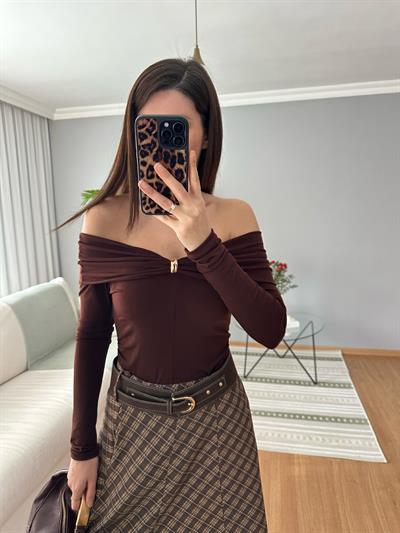 Kayık Yaka Kahve Rengi Bluz