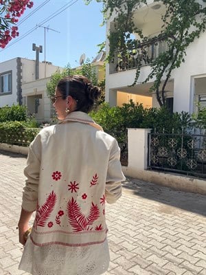 Bej Rengi Kırmızı Nakışlı Ceket