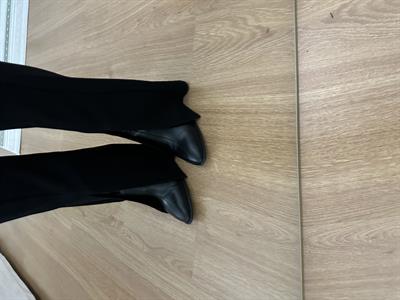 Paça Yırtmaçlı Beli Lastikli Siyah Pantolon