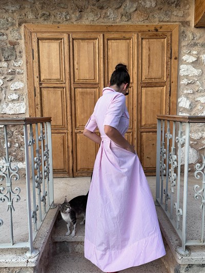 Pembe Çizgili Kuşaklı Elbise