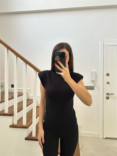 Siyah Vatkalı Kolsuz Triko
