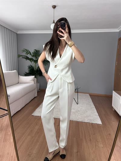 Tek Düğme Detaylı Beyaz Takım