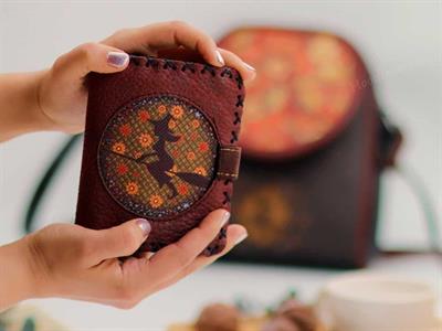 Cadı Figürlü Küçük Postacı Çanta Siyah ve Küçük Cüzdan Bordo Kombin